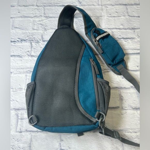 G4Free Sporty Blue Backpack with Durable Fabric and Multiple Compartments. - Picture 4 of 6